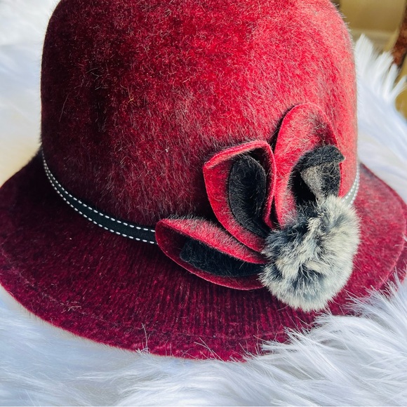 Ladies burgundy felt hat with gray pom pom and bow accessory - Picture 3 of 5